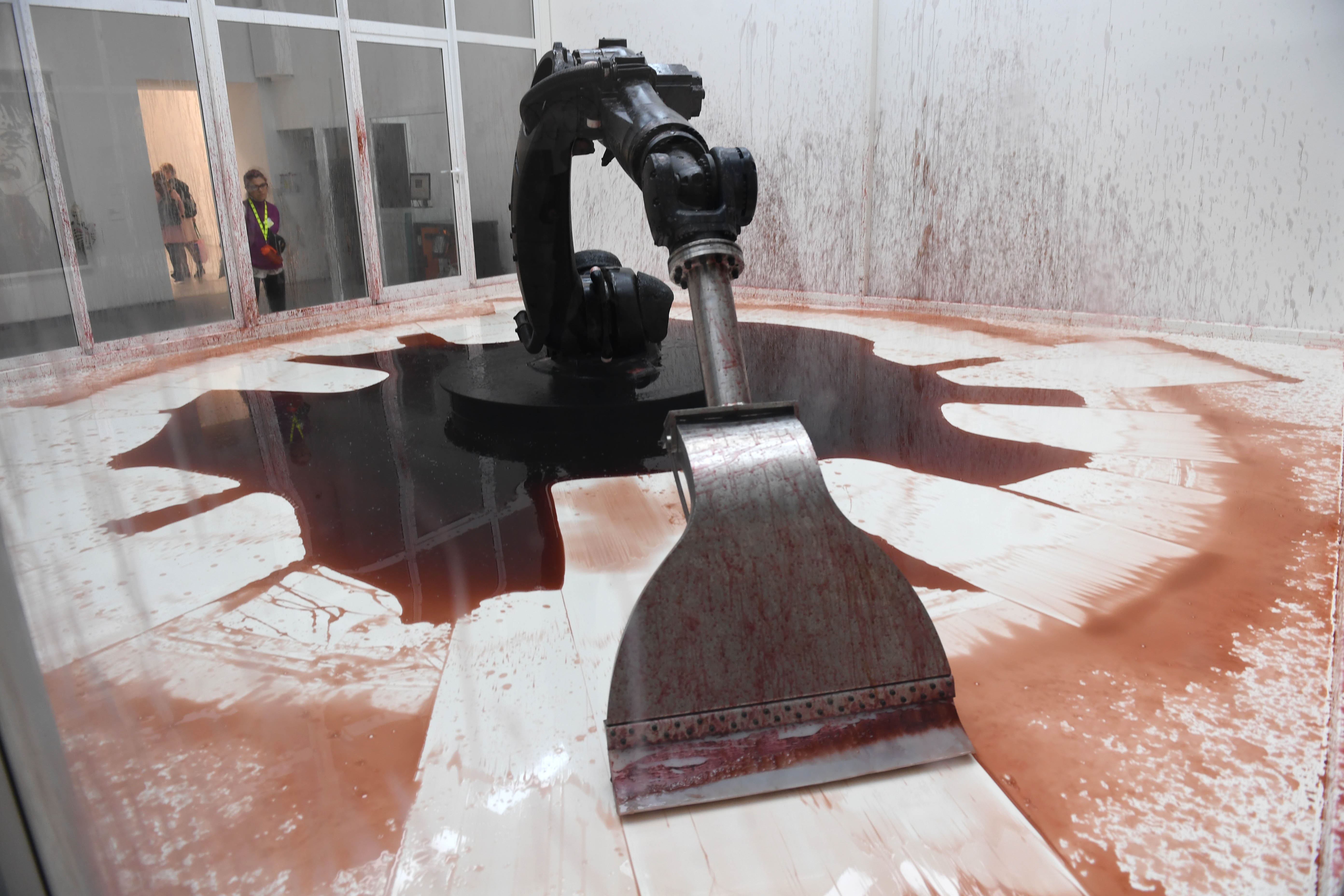 ロボットがお尻を振りながら赤い液体を集めるアートが、10代のTikTokerの間で大拡散した理由｜ARTnews JAPAN